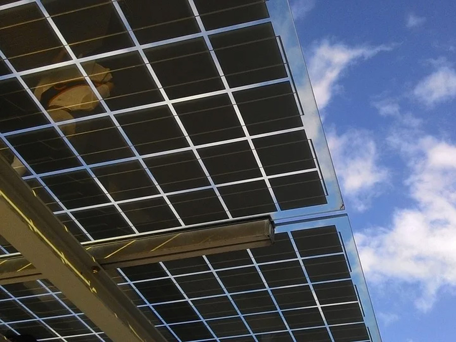 Do fotovoltaických elektráren aktivně investují i velkofirmy