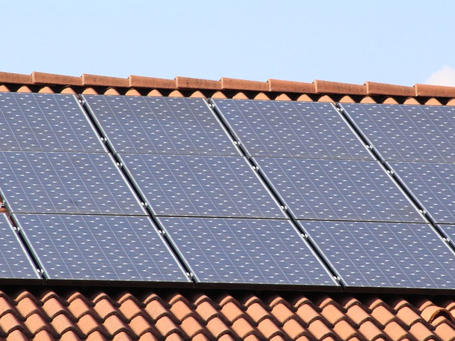 Střešní fotovoltaika je u střední třídy běžná